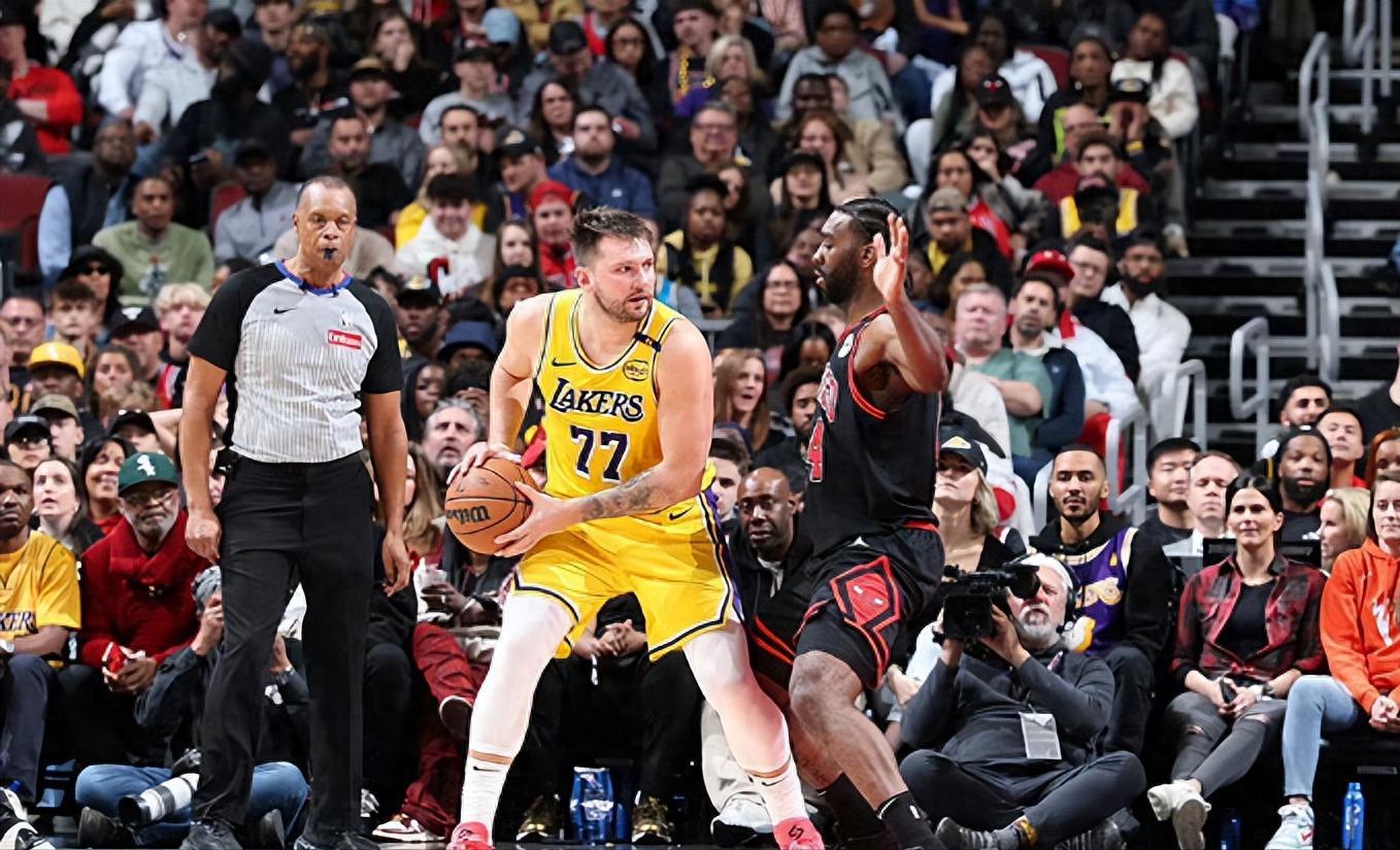 kaiyun-以攻代守的胜利!湖人痛揍公牛,五小打胜高机五峰,艾顿是最大败笔