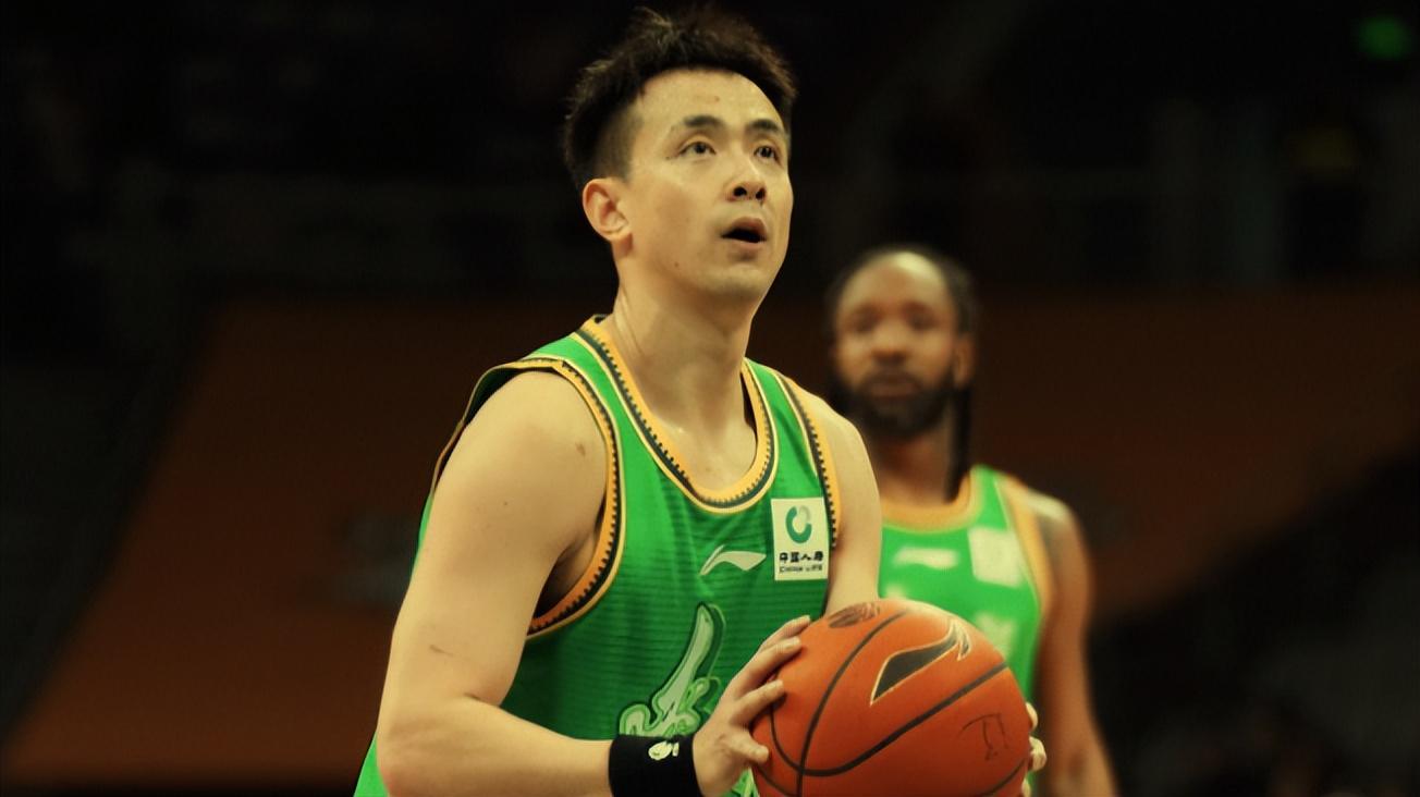 开云体育-赵继伟4+3！哈维三分球5中3得9分,布罗金顿3分1失误,辽篮落后10分