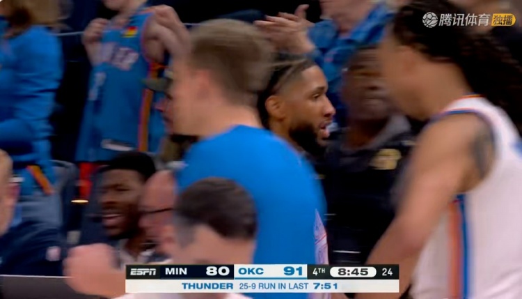 行云流水！雷霆连续展现团队配合打出一波25-9重新领先到两位数